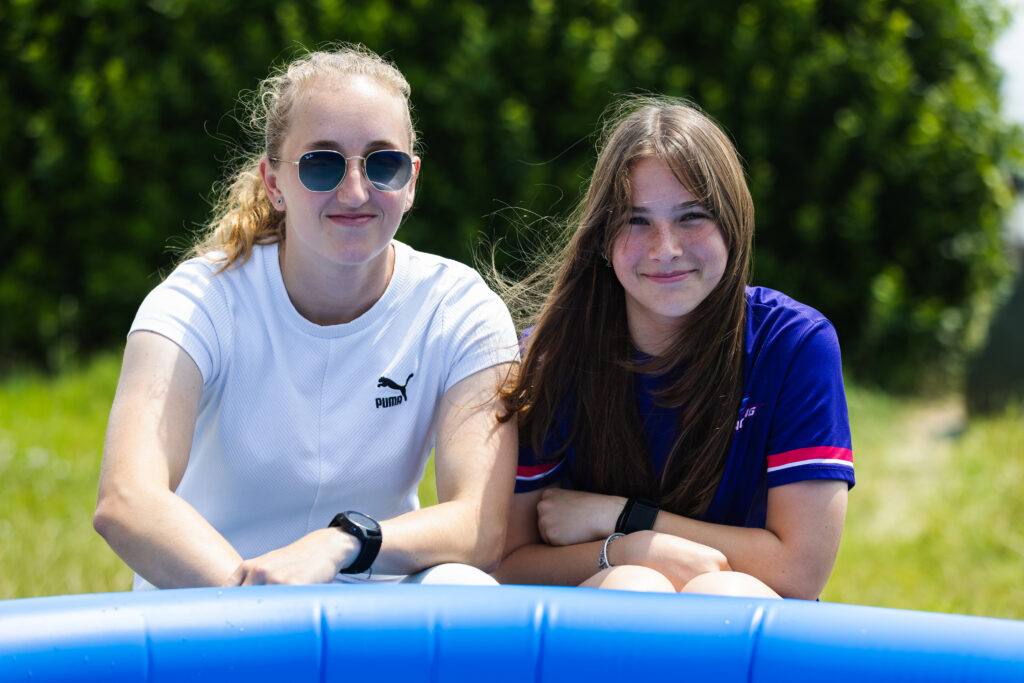 Julia Angelard, Maya Weug