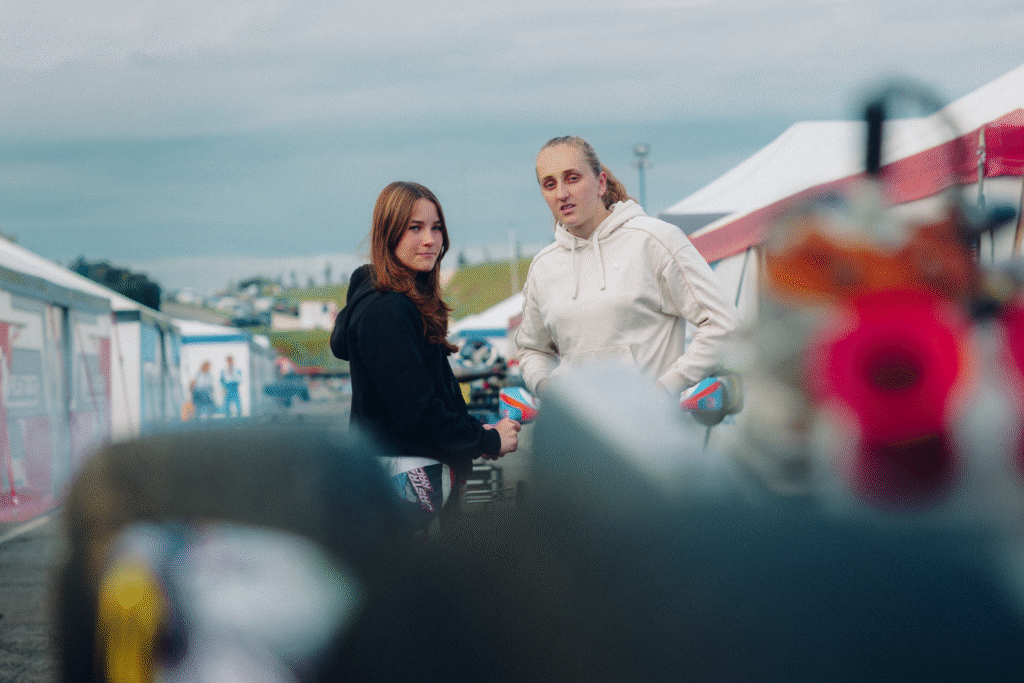 Julia Angelard, Maya Weug